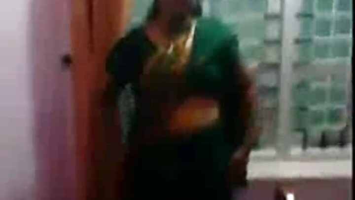 Mwanaume mwenye nguvu anamlawiti mwanamke mrembo mwenye nguvu kwenye uke wake ulionyolewa