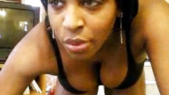 Mama wa kambo Luxury Girl alimshawishi mwanawe wa kambo kwa ustadi kufanya ngono.
