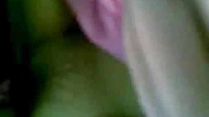 Wanaume weusi walimtongoza msichana mweusi mkali kwenye matako katika ponografia ya mkundu wa rangi tofauti