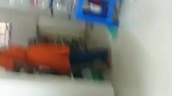 Baba na mama wanamtongoza binti yao kwa uume na kamba kwenye genge la watu