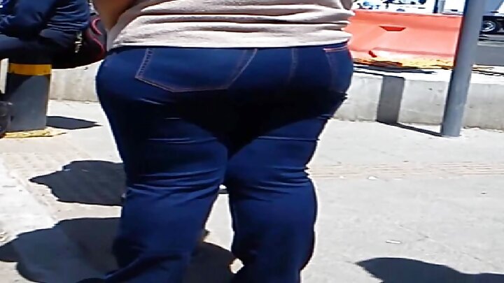 Msichana mwembamba anatoa uume mdomoni mwake baada ya kufanya ngono ya mkundu na mwanaume mweusi