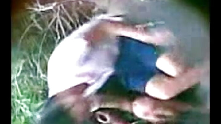 Mwanadada mwenye nywele nyeusi na matako makubwa ananyoosha miguu yake kwa ajili ya ngono ya uke