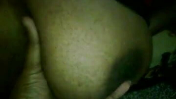 Mvulana mwenye macho ya bluu ampiga punyeto wake kwenye uume mkubwa wa mwanaume mweusi.