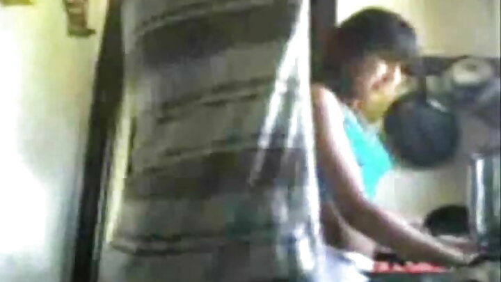 MWANAMKE MDOGO alimtongoza jirani mkomavu na kumpa ngono ya mkundu.