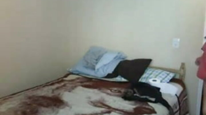 Wakati mkewe hayupo nyumbani, mwanamume huyo anamtongoza bibi yake kwenye uume