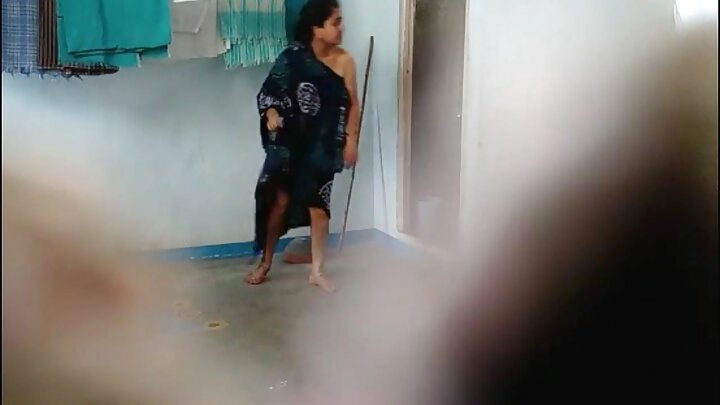 Katibu mmoja anamtongoza bosi wake kwa matiti yake kwa ajili ya kufanya ngono kali.