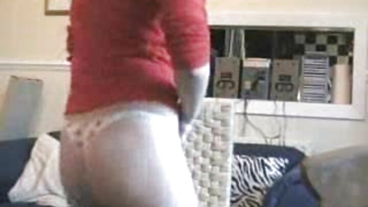 Kifaranga mwenye matiti makubwa ananaswa kwenye matako na mwanaume mweusi baada ya yoga.