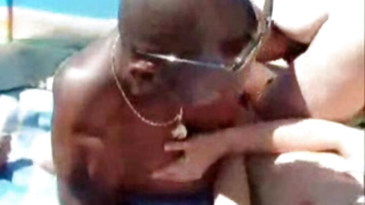 Fragile Asian alimlamba mchumba wa mwanaume mwenye misuli kabla ya kulambwa.