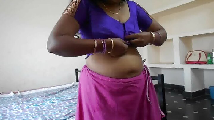 Msichana mwembamba anaonyesha uume wake ulionyolewa kwenye kamera.