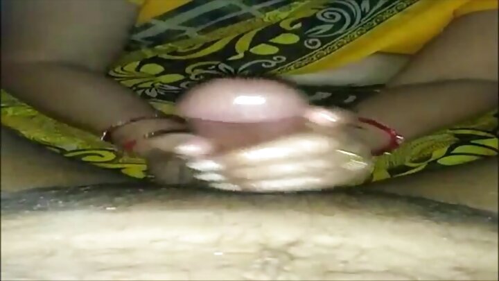 Madaktari wawili wa macho wakifanya mapenzi na muuguzi wakati wa mapumziko yao ya chakula cha mchana