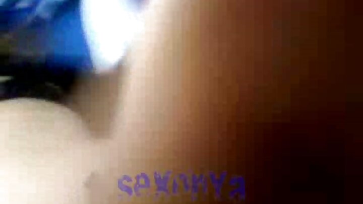 Mwanamke mrembo aliyevaa soksi nyeupe anajitoa kwa mwanaume mweusi