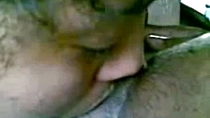 Mrembo mwenye umbo la tattoo Chantal Danielle alipanda uume wa mpenzi wake wa hivi karibuni.