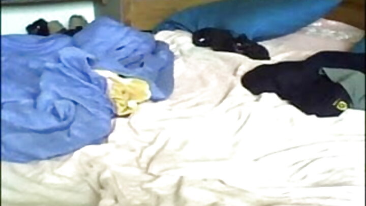 Msichana wa Urusi Leelu Small anavutiwa na uume wa mkundu kutoka kwa mpenzi wake