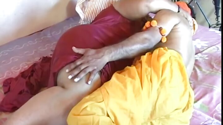 Mwanamke mrembo mkomavu alinaswa na uume wake wenye manyoya na dildo mpya.