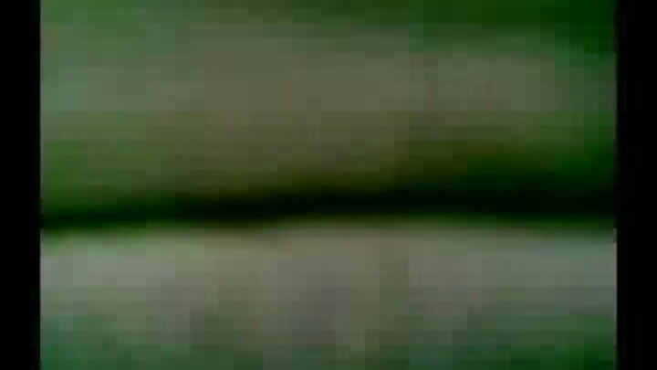 Mwanamume anamlawiti mke wake mzuri na mpenzi wake katika ponografia kali ya FFM