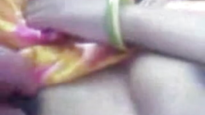 Mwanamke aliyechorwa tattoo akiwa na chuchu zilizotobolewa anapanda uume.